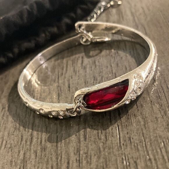 Silver Tone Red Stone Rhinestone Bracelet NWT Elegant - Picture 3 of 4